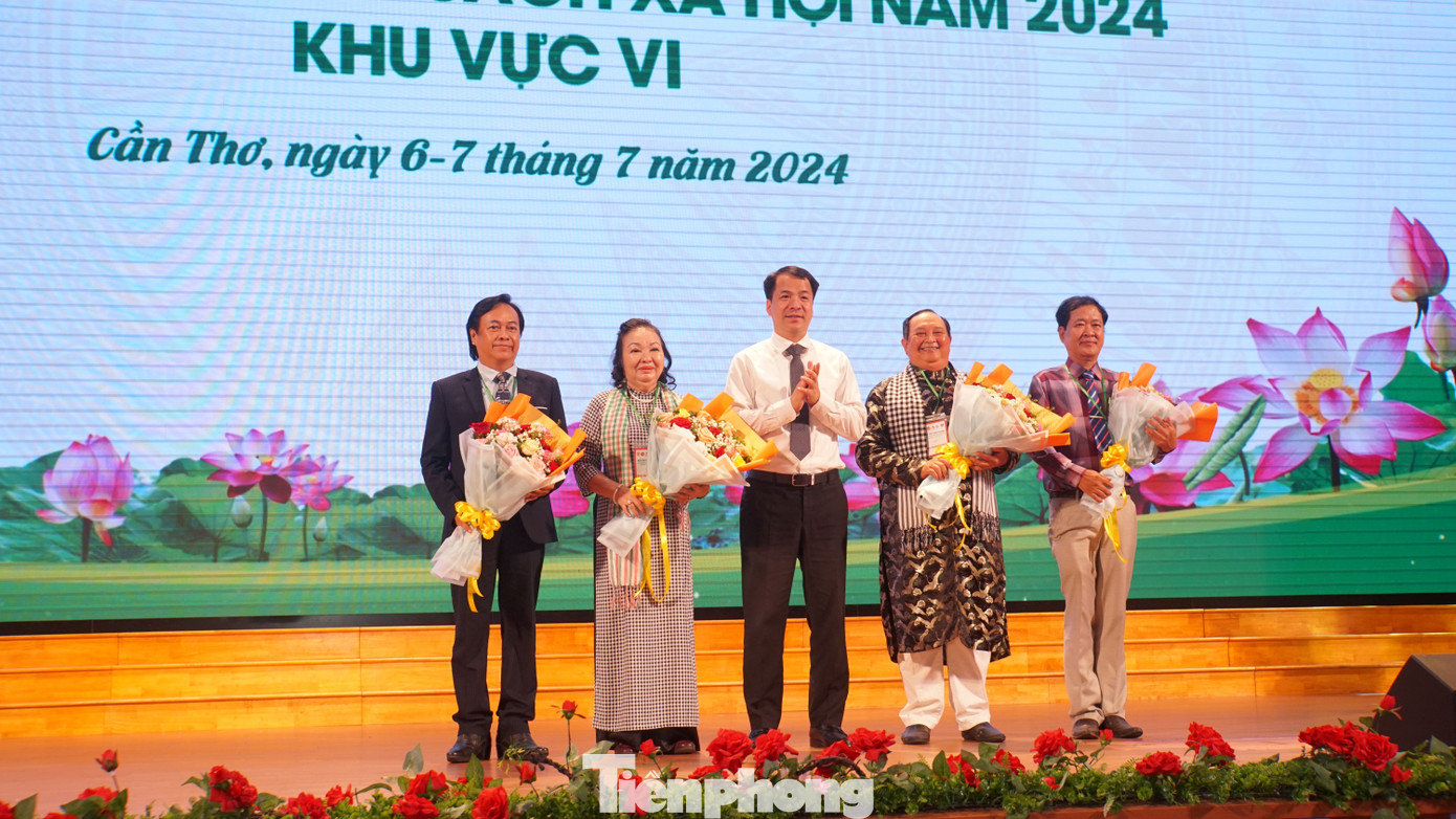 Anh Ngô Văn Cương tặng hoa cho Ban giám khảo. Ảnh: Hòa Hội