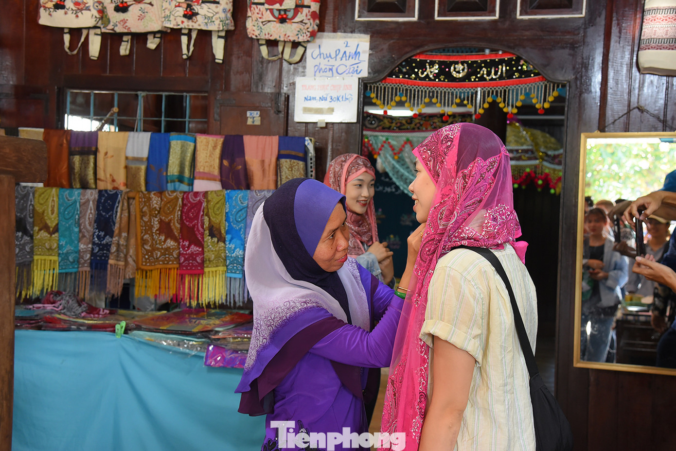 Bạn trẻ thích thú trong trang phục đồng bào Chăm. Ảnh: Hòa Hội.