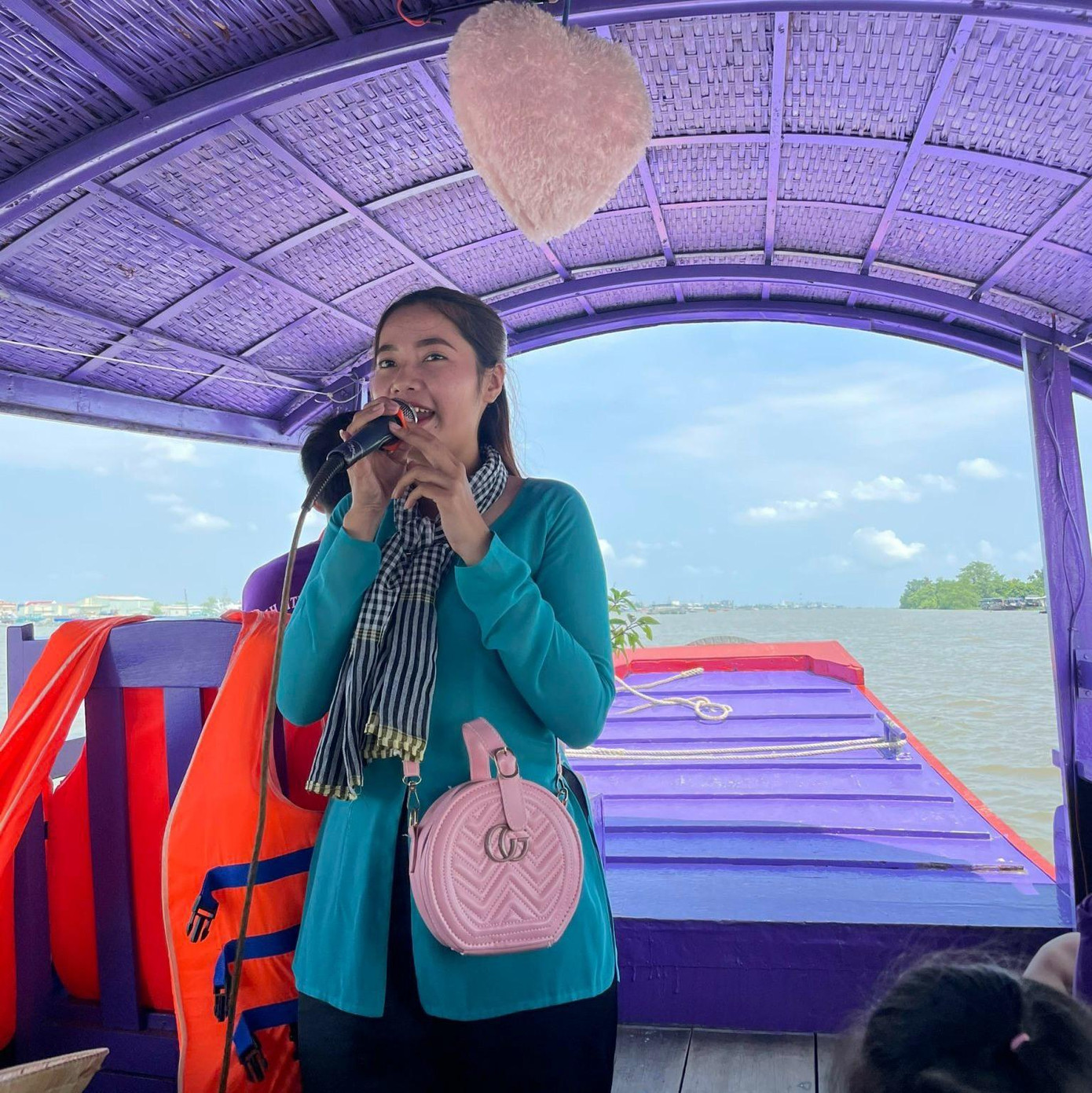 Ngọc Hân giới thiệu khách du lịch tham quan Cồn Sơn, quận Bình Thủy, TP Cần Thơ. - Ảnh: NVCC