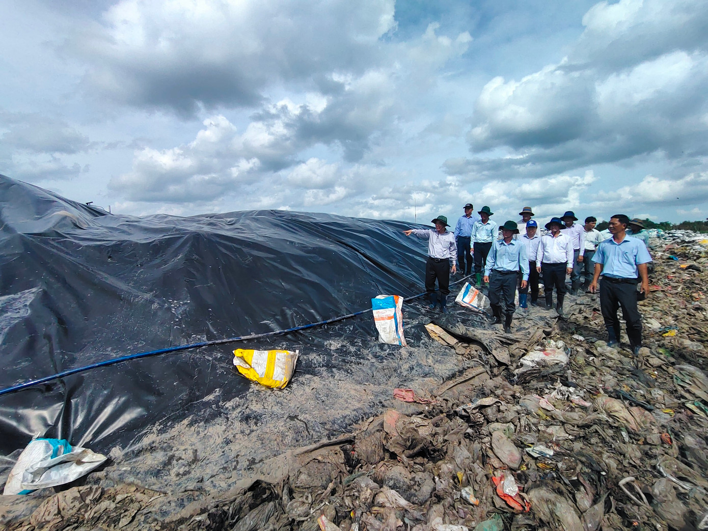 Chủ tịch UBND tỉnh Bến Tre Trần Ngọc Tam khảo sát bãi rác An Hiệp vào chiều 2/8. Ảnh: PV