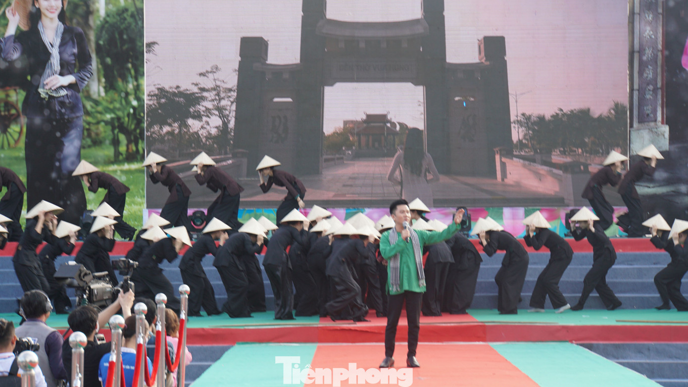 Hoạt cảnh áo bà ba trong lao động mở đất, xây dựng cuộc sống và áo bà ba trong kháng chiến giữ đất, bảo vệ quê hương. Ảnh: Hòa Hội.