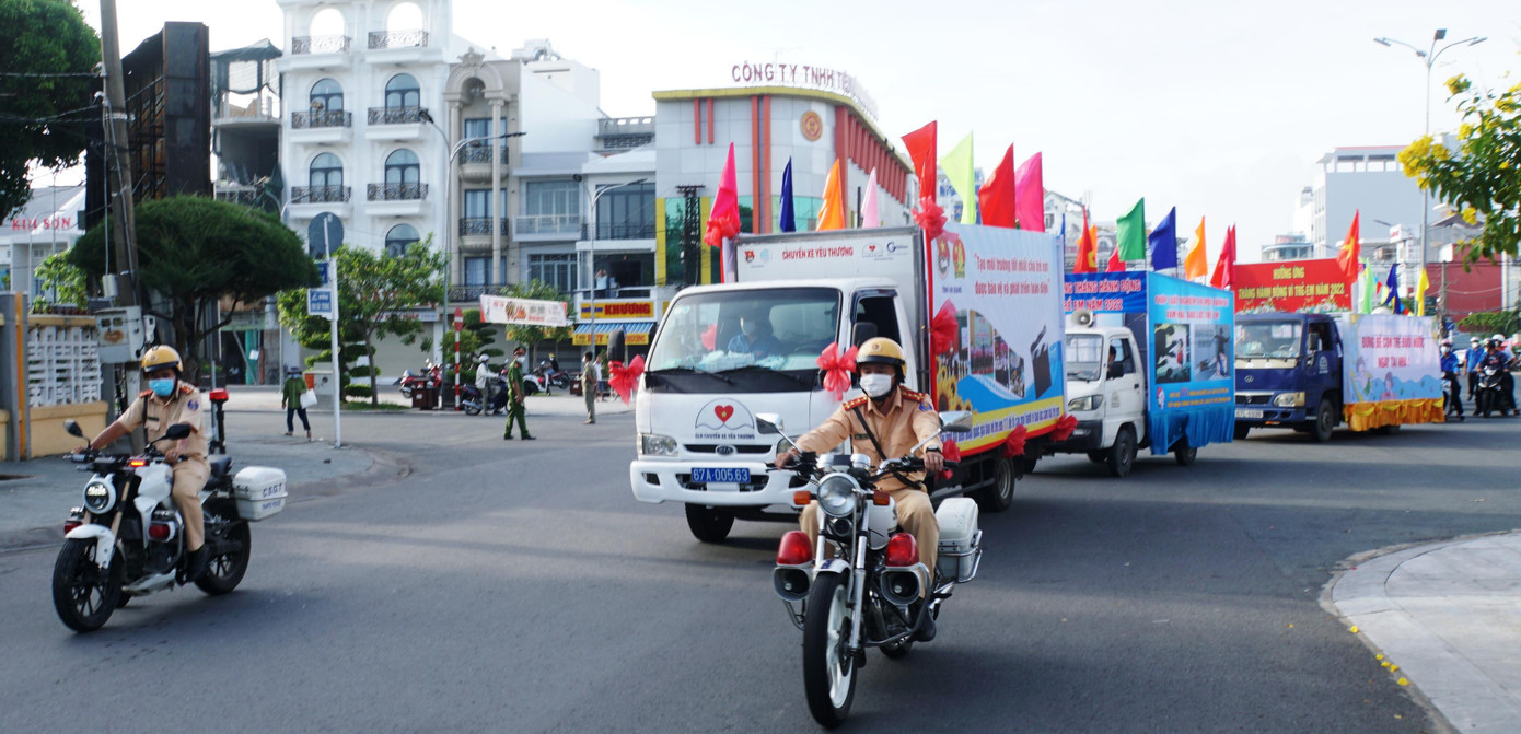 Đoàn diễu hành “Chung tay bảo vệ trẻ em, hãy lên tiếng phòng chống xâm hại, bạo lực trẻ em” trên các tuyến đường trong nội ô thành phố Long Xuyên. - Ảnh: Hòa Hội