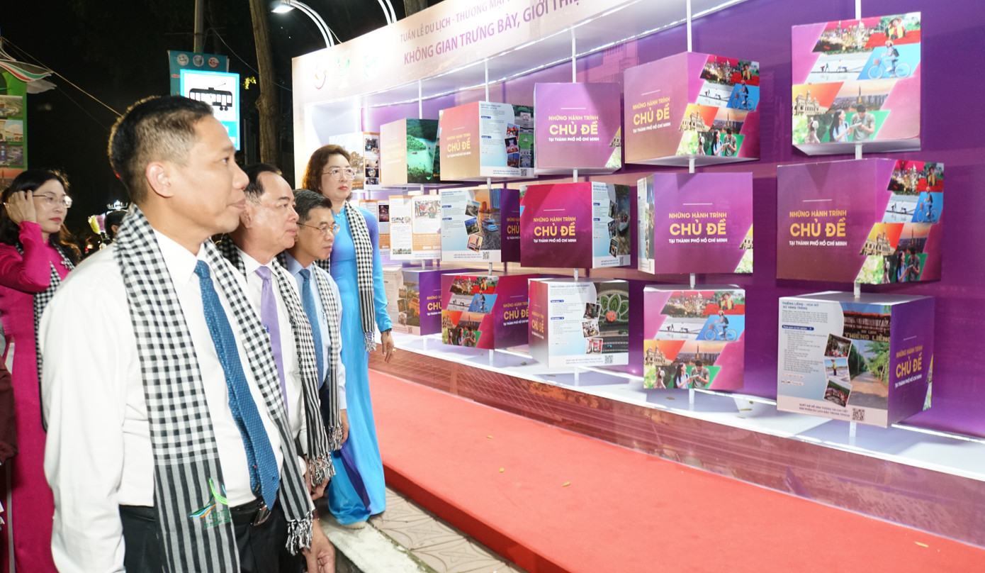 Lãnh đạo TPHCM và các tỉnh ĐBSCL tham quan triển lãm các điểm đến bên lề khai mạc. Ảnh: Hòa Hội