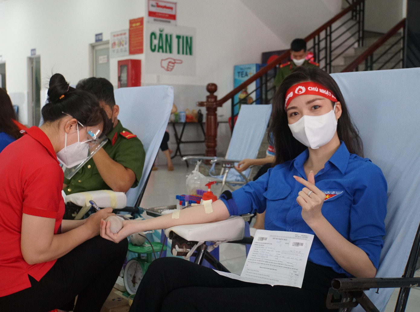 Hoa khôi Sinh viên TP Cần Thơ 2015 Vũ Thanh Tú tham gia hiến máu