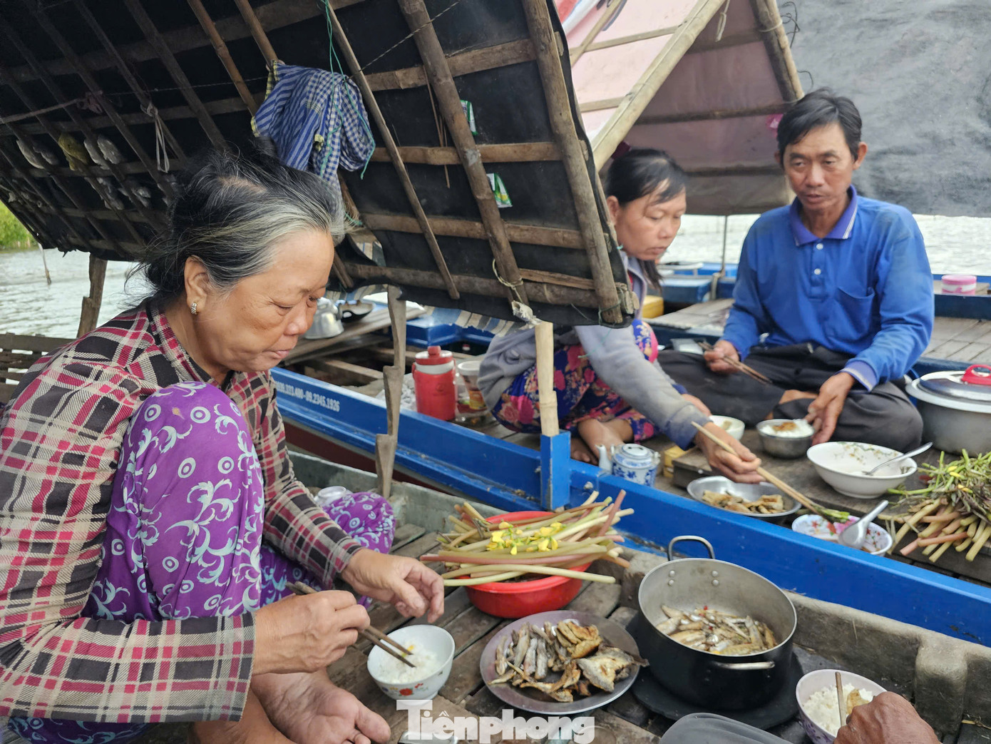 Bữa cơm giữa đồng lũ. Ảnh: Hòa Hội.