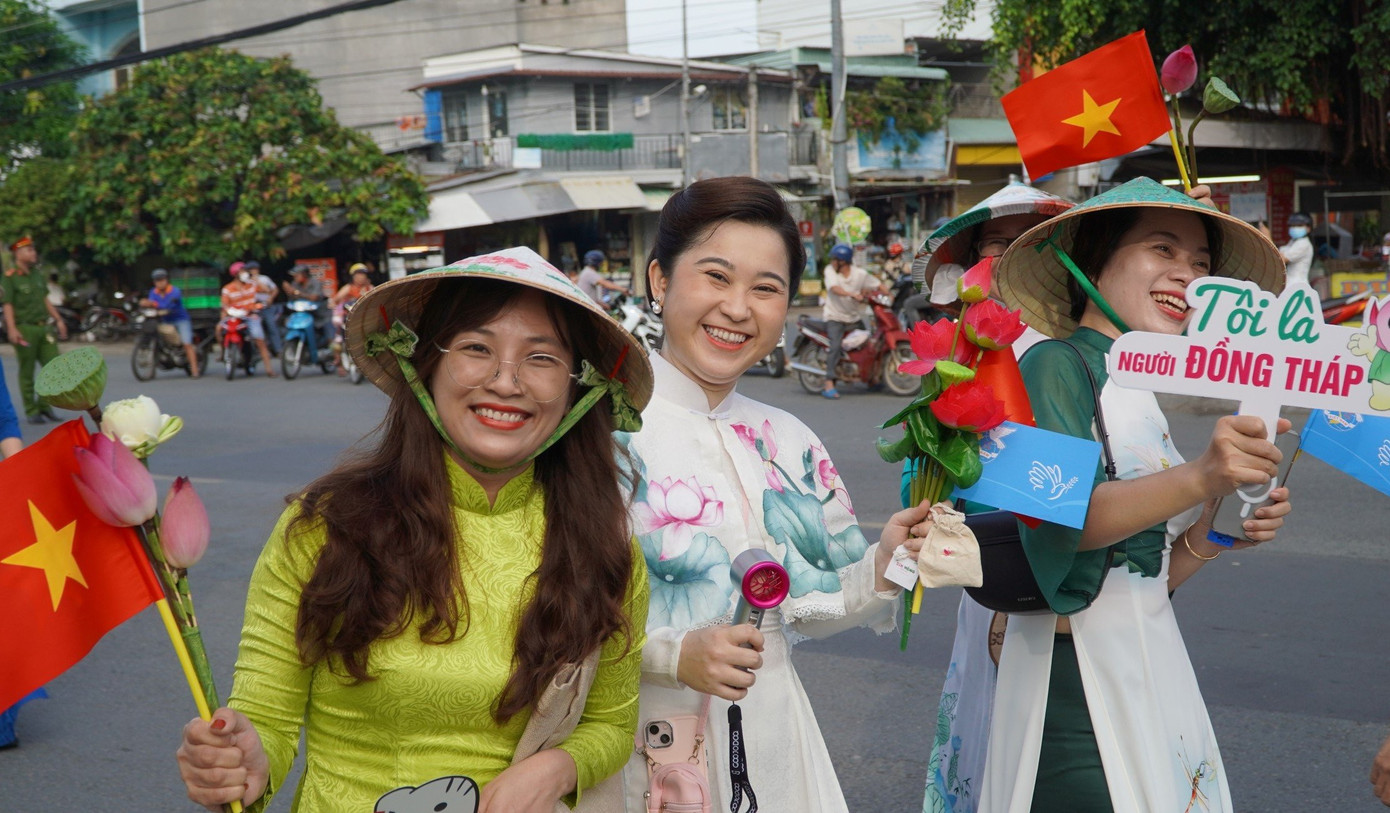 Phụ nữ hào hứng, duyên dáng trong tà áo dài tham gia diễn hành.