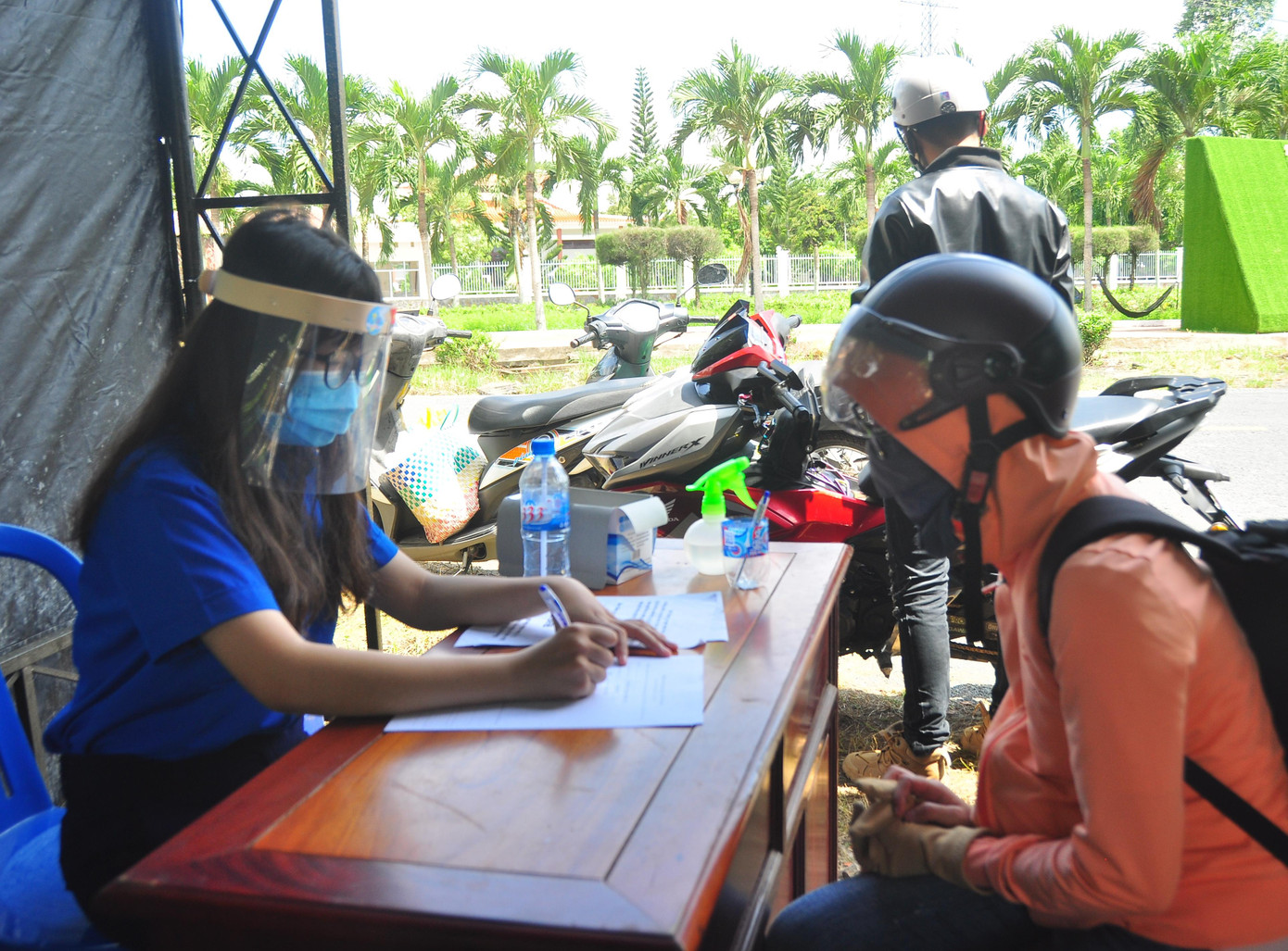 Nữ sinh năm nay 17 tuổi, là con thứ 3 trong gia đình 4 anh em, vừa hoàn thành xong chương trình học lớp 11 trường THPT Phan Văn Trị (huyện Phong Điền) là viết đơn tình nguyện tham gia chống dịch đến nay.