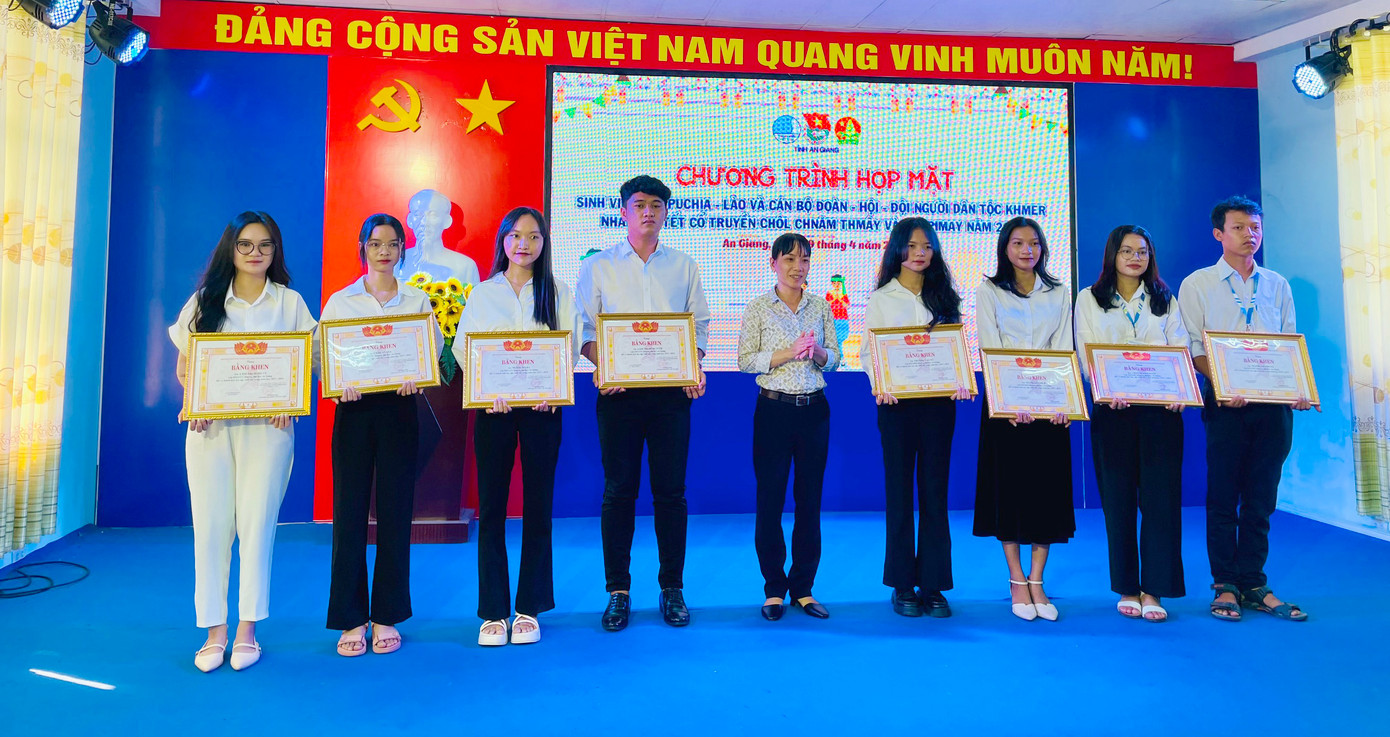 Ban Thường vụ Tỉnh Đoàn An Giang trao tặng bằng khen cho 23 sinh viên người dân tộc Khmer có thành tích xuất sắc. Ban Thường vụ Tỉnh Đoàn An Giang trao tặng bằng khen cho 23 sinh viên người dân tộc Khmer có thành tích xuất sắc.