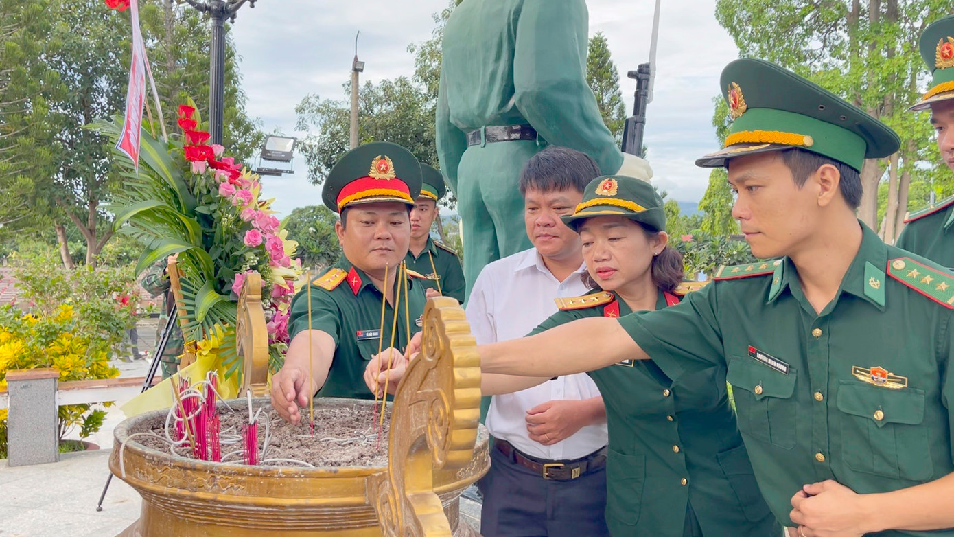 Cán bộ, chiến sĩ dâng hương tại Nghĩa trang liệt sĩ Dốc Bà Đắc (Phường Thới Sơn, TX. Tịnh Biên).