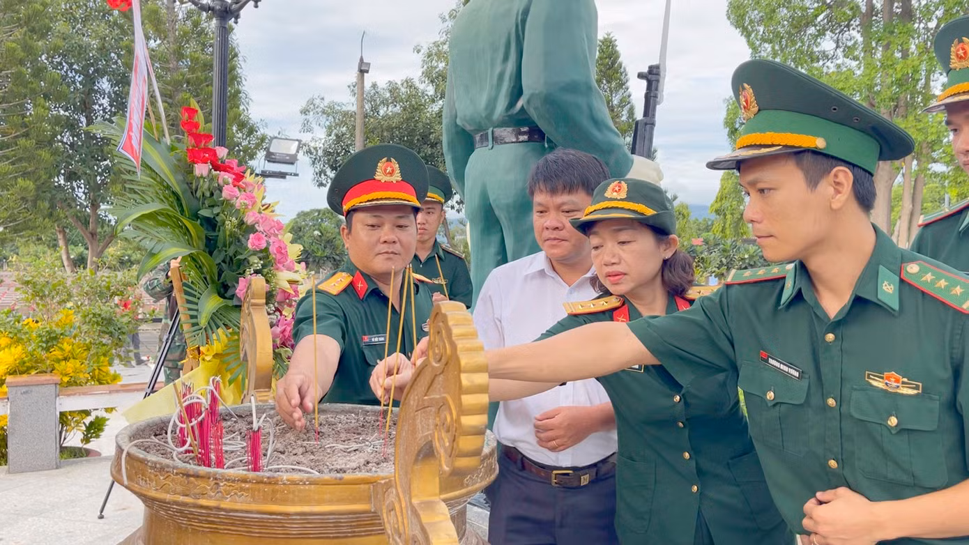 Cán bộ, chiến sĩ dâng hương tại Nghĩa trang liệt sĩ Dốc Bà Đắc (Phường Thới Sơn, TX. Tịnh Biên).