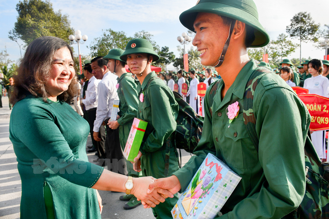 Quyền Bí thư Tỉnh ủy - Chủ tịch HĐND tỉnh Bến Tre Hồ Thị Hoàng Yến động viên tân binh. Ảnh: Báo Đồng Khởi