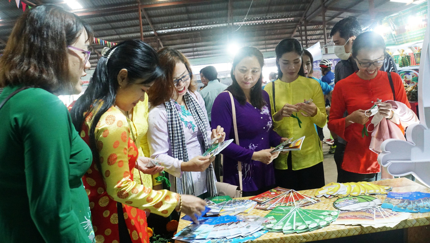 Ông Nguyễn Minh Tuấn, Phó Giám đốc phụ trách Sở VH&amp;TTDL Cần Thơ cho biết, ngành du lịch thành phố tăng cường công tác quảng bá hình ảnh du lịch Cần Thơ - điểm đến an toàn và hấp dẫn, khẳng định được thương hiệu điểm đến của du lịch Cần Thơ. Trong đó, chú trọng quảng bá, hình ảnh chợ nổi Cái Răng; qua đó, nâng cao nhận thức của xã hội về mục đích, ý nghĩa và tầm quan trọng và các giá trị văn hóa phi vật thể chợ nổi Cái Răng” trong phát triển du lịch. - Ảnh: Hòa Hội