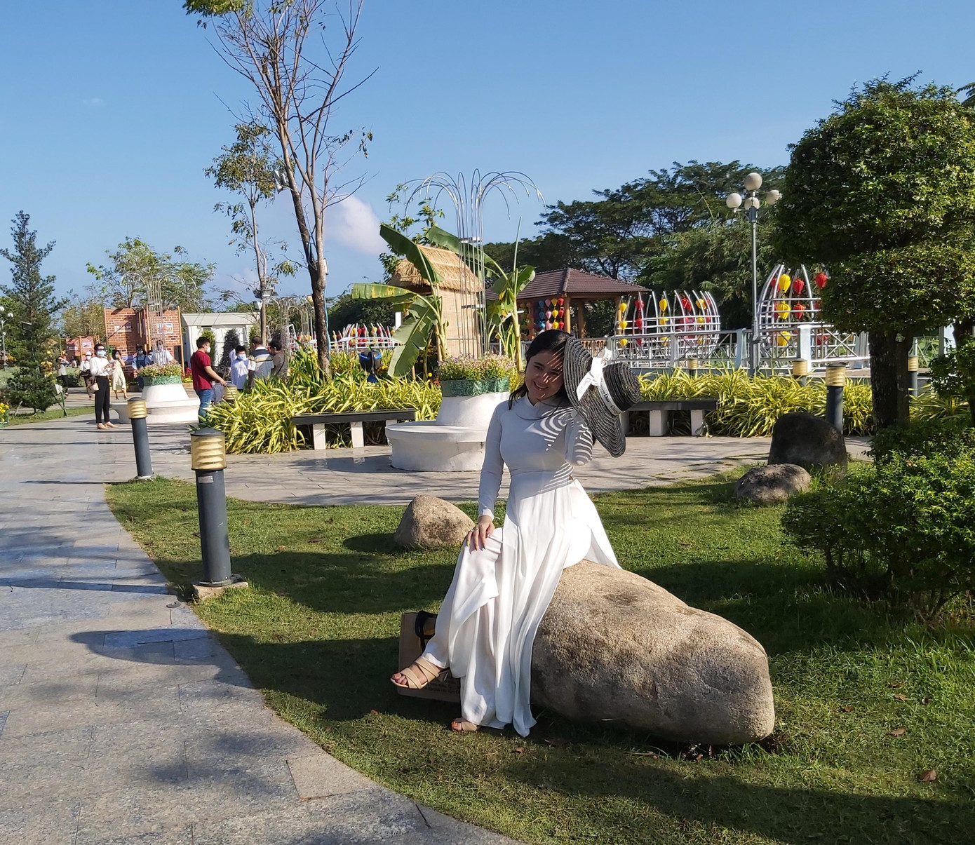 Năm nay do ảnh hưởng của dịch COVID-19 nên TP Cần Thơ không tổ chức đường hoa nghệ thuật như mọi năm mà chỉ thiết kế "Vườn hoa Cần Thơ Xuân Nhâm Dần 2022" với quy mô vừa phải ở khu vực Công viên Sông Hậu, phường Cái Khế, quận Ninh Kiều. Vườn hoa chính thức đi vào hoạt động từ ngày 27 tết đã thu hút khá đông người dân, bạn trẻ đến tham quan và chụp ảnh. - Ảnh: Hòa Hội