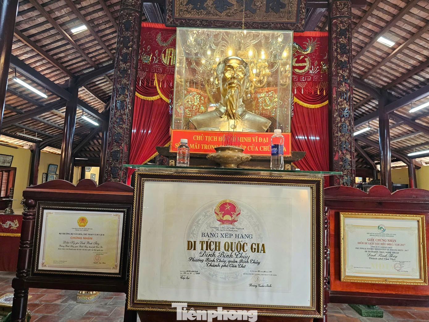 Năm 1989, Bộ Văn hóa Thông tin quyết định công nhận Đình Bình Thủy là công trình kiến trúc nghệ thuật cấp quốc gia. Đây cũng là một trong những ngôi đình xưa, to, đẹp nhất vùng Nam Bộ còn nguyên vẹn, thu hút nhiều khách tham quan. Ảnh: Hòa Hội.