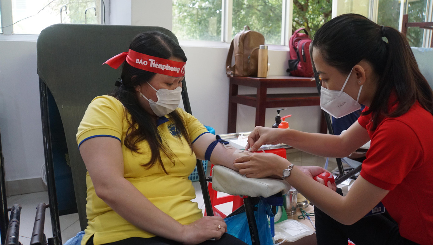Chị Đào Như Thảo hiến máu. Ảnh: Hòa Hội Chị Đào Như Thảo hiến máu. Ảnh: Hòa Hội