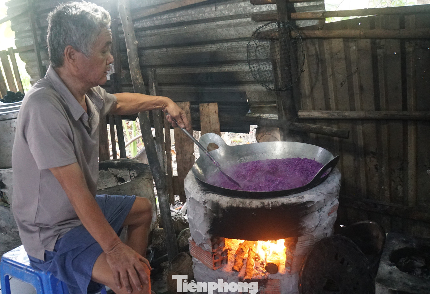 Bánh tét lá cẩm của cụ Trọng được xào nếp với nước cốt dừa, một ít gia vị cho chín 30%. Phần nhân vẫn có đậu xanh, thịt mỡ nhưng được thêm lòng đỏ trứng vịt muối tạo hương vị đặc trưng. Ảnh: Hòa Hội.