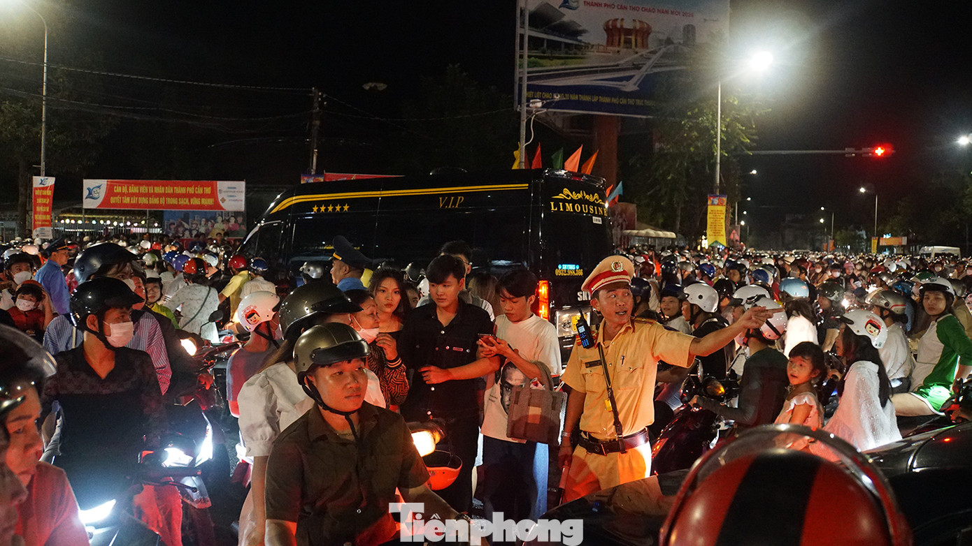 Cảnh sát giao thông phân luồng xe trước 'biển người'. Ảnh: Hòa Hội