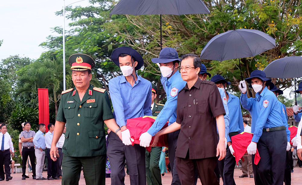 Lãnh đạo Quân khu 9, lãnh đạo tỉnh An Giang đưa hài cốt liệt sĩ vào nghĩa trang liệt sĩ Dốc Bà Đắc. Ảnh: Gia Khánh. Lãnh đạo Quân khu 9, lãnh đạo tỉnh An Giang đưa hài cốt liệt sĩ vào nghĩa trang liệt sĩ Dốc Bà Đắc. Ảnh: Gia Khánh.