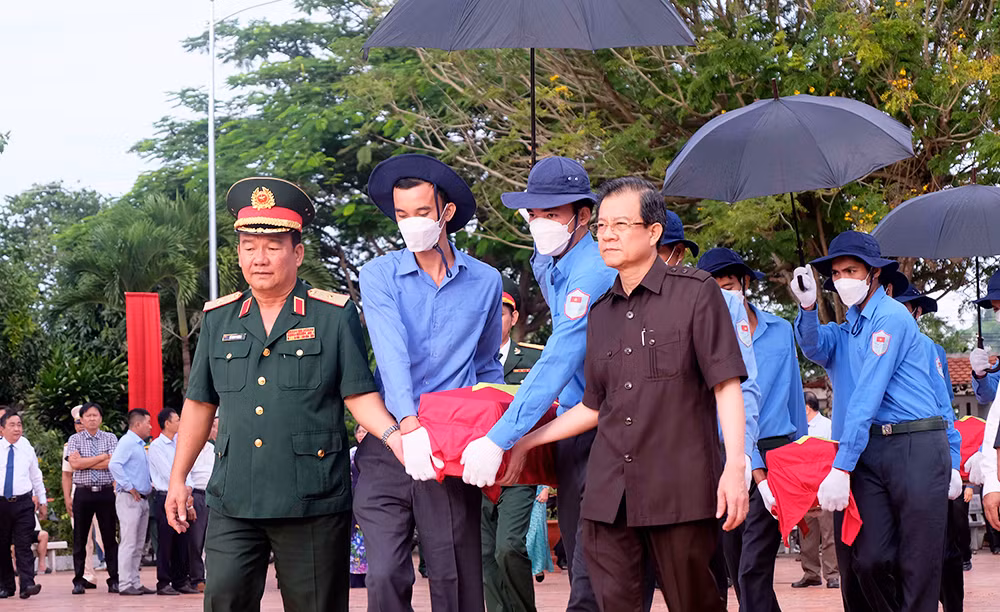 Lãnh đạo Quân khu 9, lãnh đạo tỉnh An Giang đưa hài cốt liệt sĩ vào nghĩa trang liệt sĩ Dốc Bà Đắc. Ảnh: Gia Khánh.