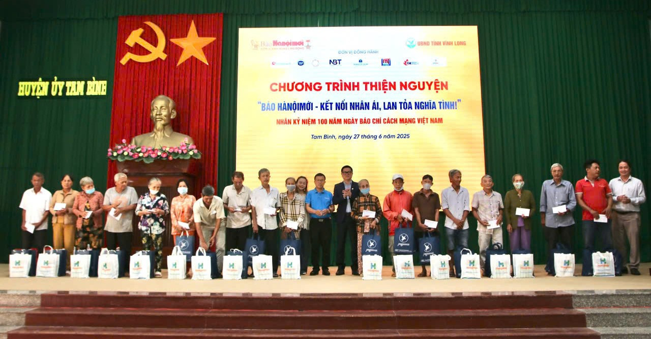 100 phần quà trị giá hơn 400 triệu đồng đến với bà con khó khăn tại Vĩnh Long. 100 phần quà trị giá hơn 400 triệu đồng đến với bà con khó khăn tại Vĩnh Long.