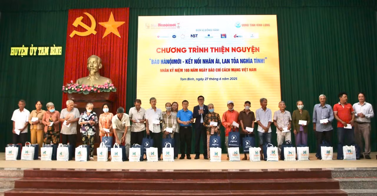 100 phần quà trị giá hơn 400 triệu đồng đến với bà con khó khăn tại Vĩnh Long. 100 phần quà trị giá hơn 400 triệu đồng đến với bà con khó khăn tại Vĩnh Long.