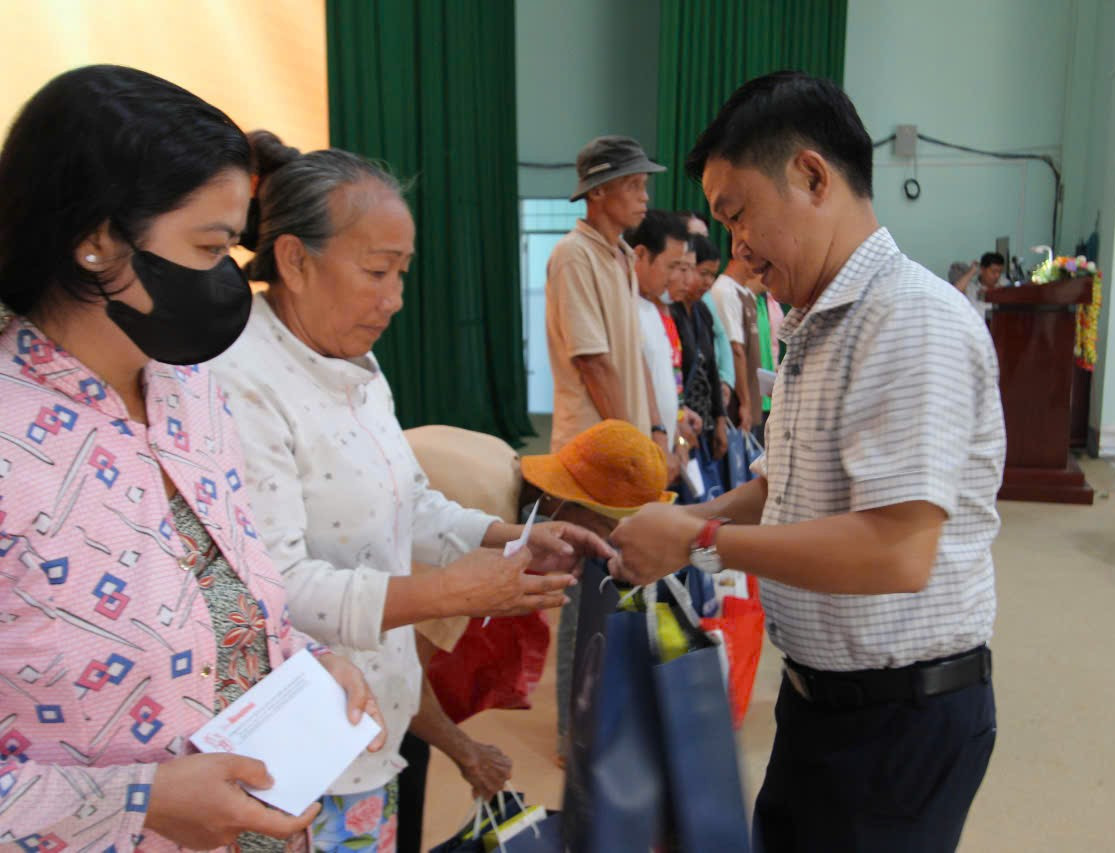 Tặng quà cho bà con có hoàn cảnh khó khăn tại Vĩnh Long. Tặng quà cho bà con có hoàn cảnh khó khăn tại Vĩnh Long.