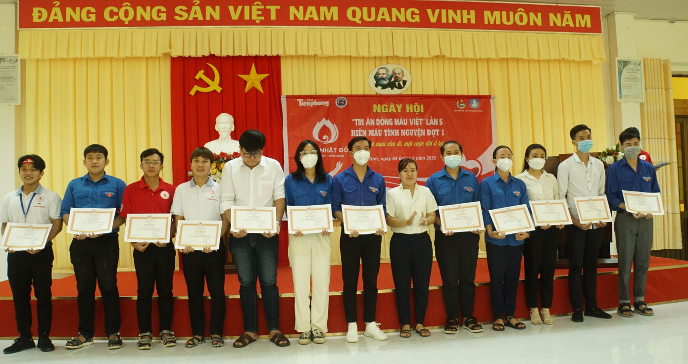 Chị Phạm Lê Phương Thảo, Phó Bí Thư Đoàn Trường ĐH Trà Vinh tặng giấy khen cho sinh viên.