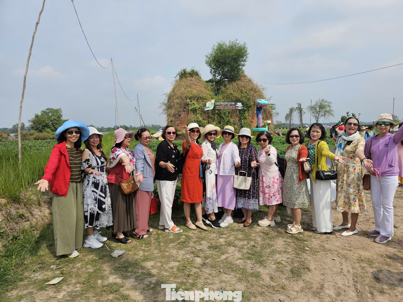 Ghi nhận của PV Tiền Phong ngày 9/1, đông đảo người dân từ khắp nơi về tham quan lễ hội Hoa kiểng Chợ Lách, tỉnh Bến Tre. Ảnh: Hòa Hội.