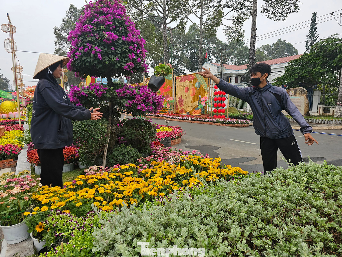 Đường hoa Xuân của Đồng Tháp năm nay được thiết kế với hai chương, gồm: “Bản sắc Sen Hồng và Bứt phá tiên phong” thể hiện những hình ảnh hoài niệm về một vùng đất Sen Hồng xưa cùng nét văn hóa truyền thống đặc trưng và mong ước về một sự đổi mới, tiến bộ trên nhiều lĩnh vực trong tương lai trên mảnh Đất Sen Hồng. Ảnh: Hòa Hội