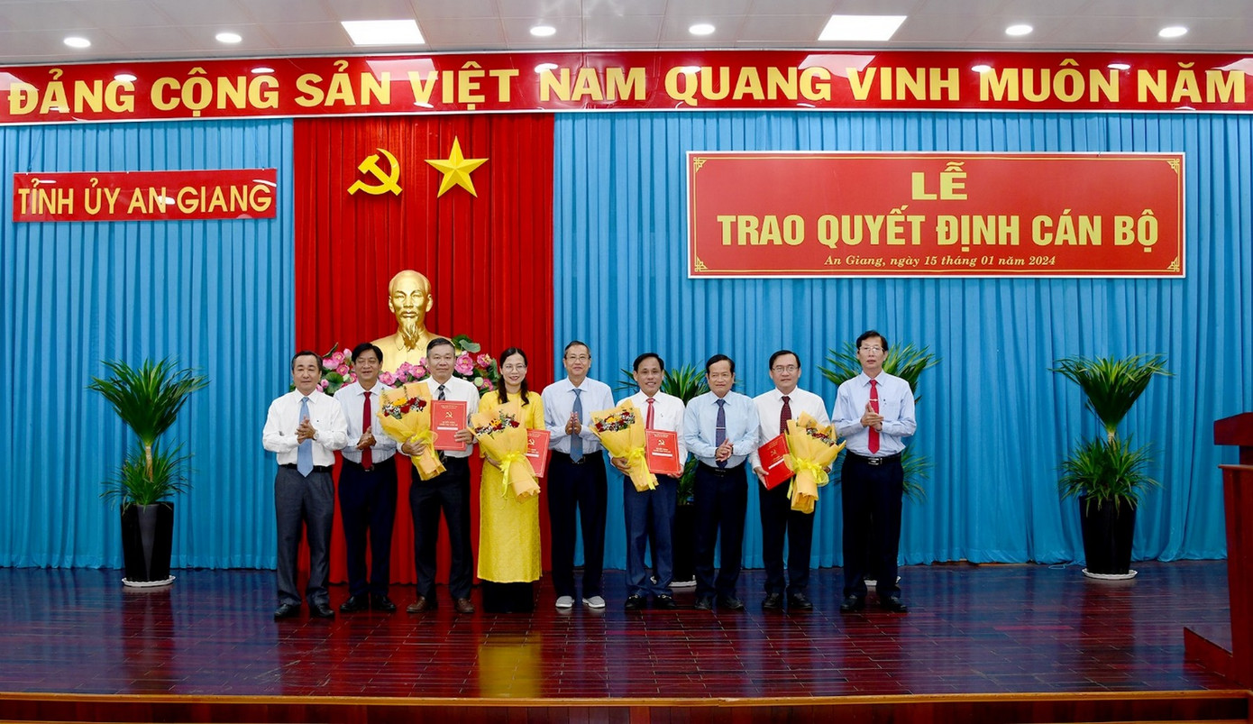 Ban Thường vụ Tỉnh ủy An Giang trao quyết định công tác cán bộ. Ảnh: Cổng thông tin điện tử tỉnh An Giang Ban Thường vụ Tỉnh ủy An Giang trao quyết định công tác cán bộ. Ảnh: Cổng thông tin điện tử tỉnh An Giang