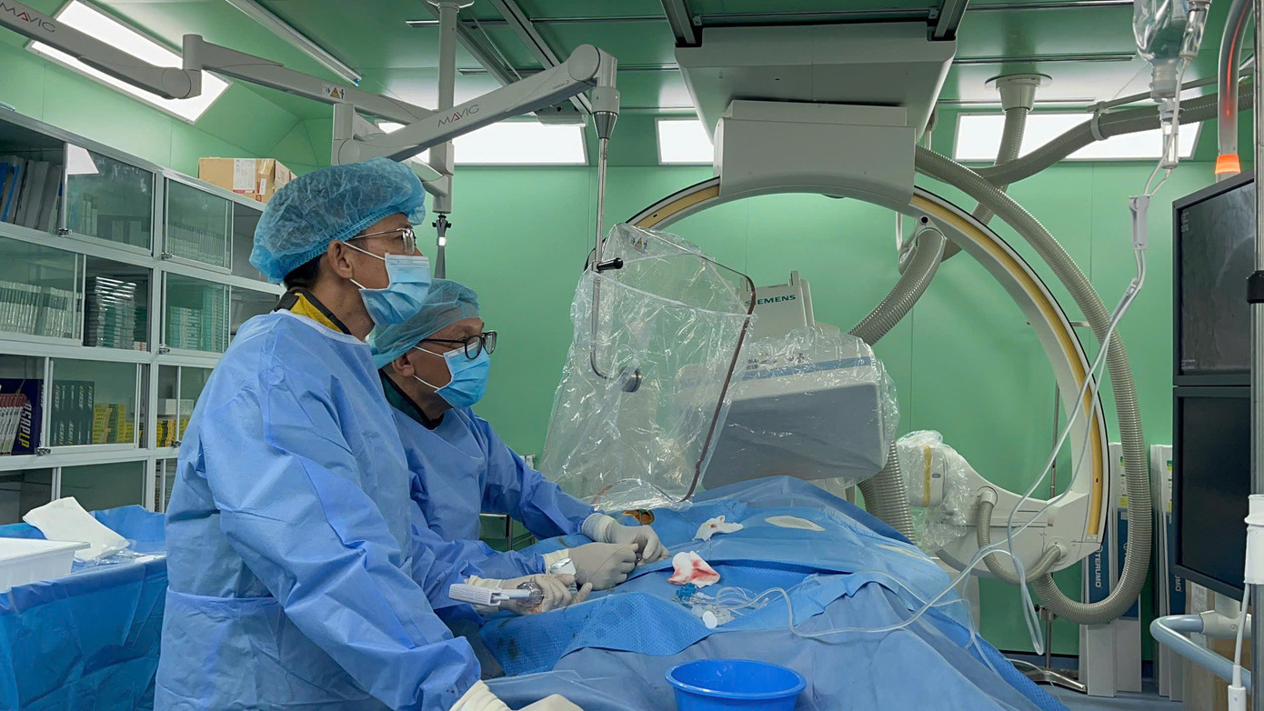 Bác sĩ phẫu thuật cho bệnh nhân nhồi máu cơ tim nguy kịch.