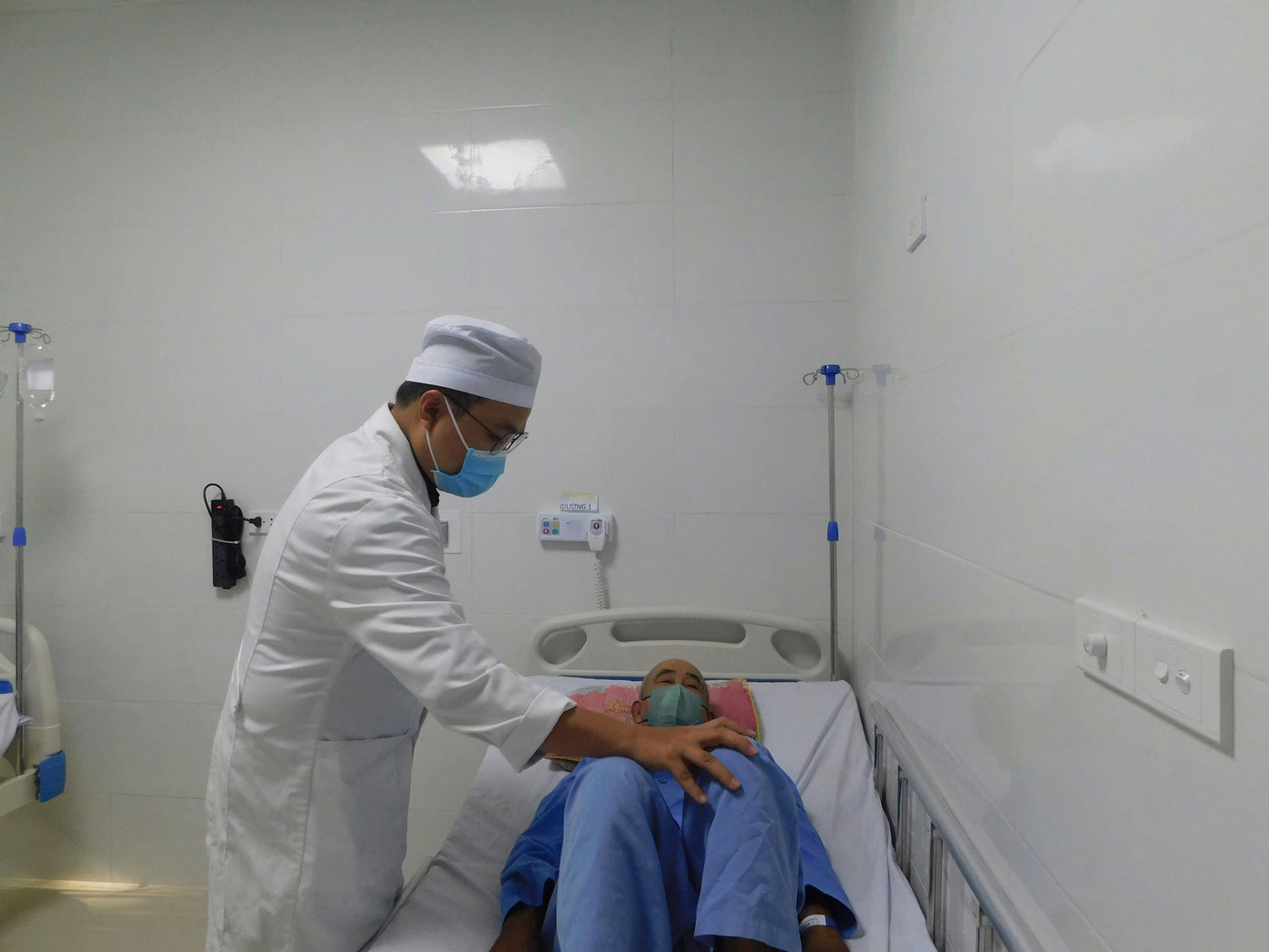 Bác sĩ thăm khám cho bệnh nhân.