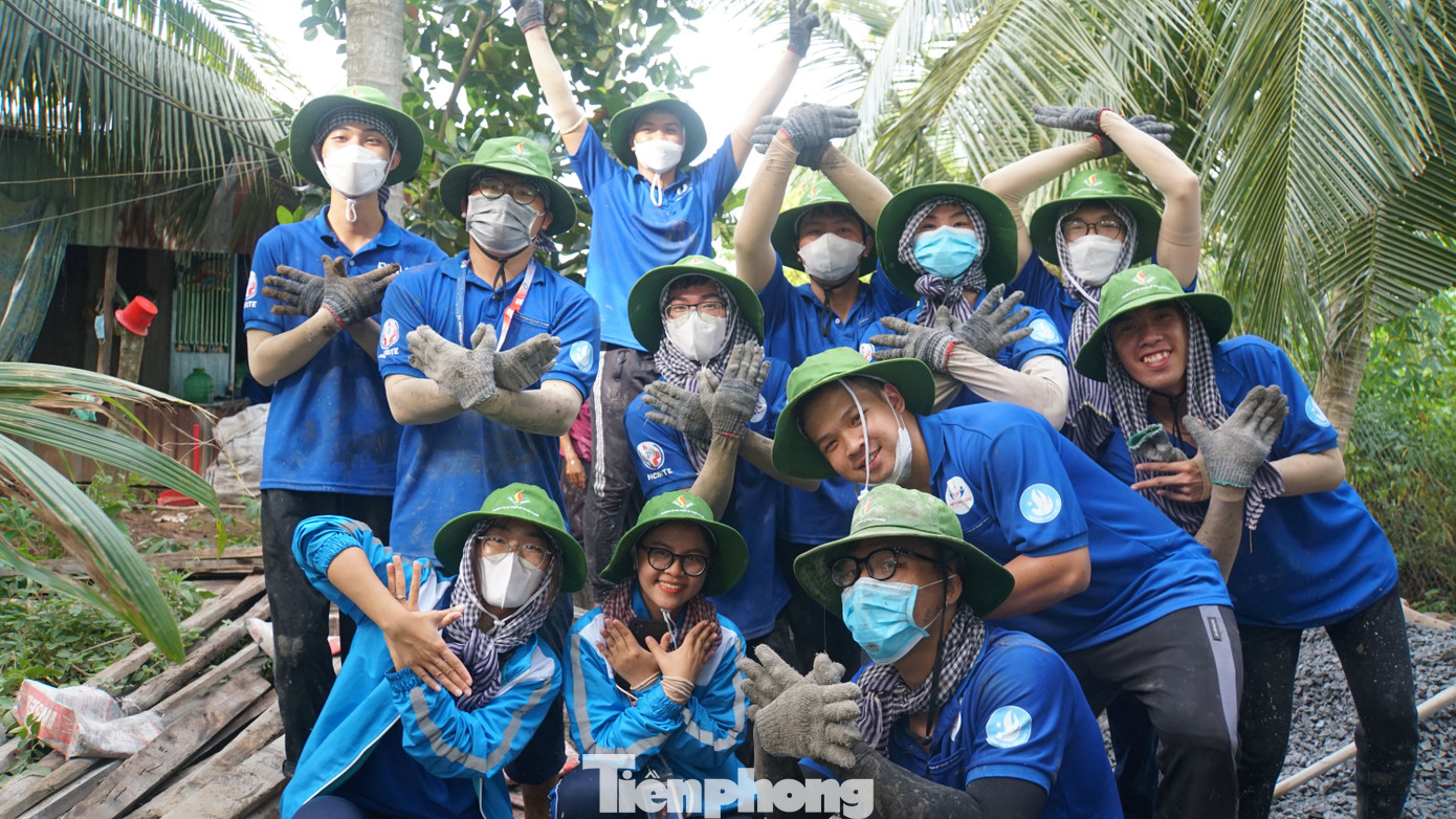 Các chiến sĩ tình nguyện Trường đại học Sư phạm kỹ thuật TP.HCM háo hức tham gia tình nguyện tại mặt trận huyện Thanh Bình. Ảnh: Hòa Hội