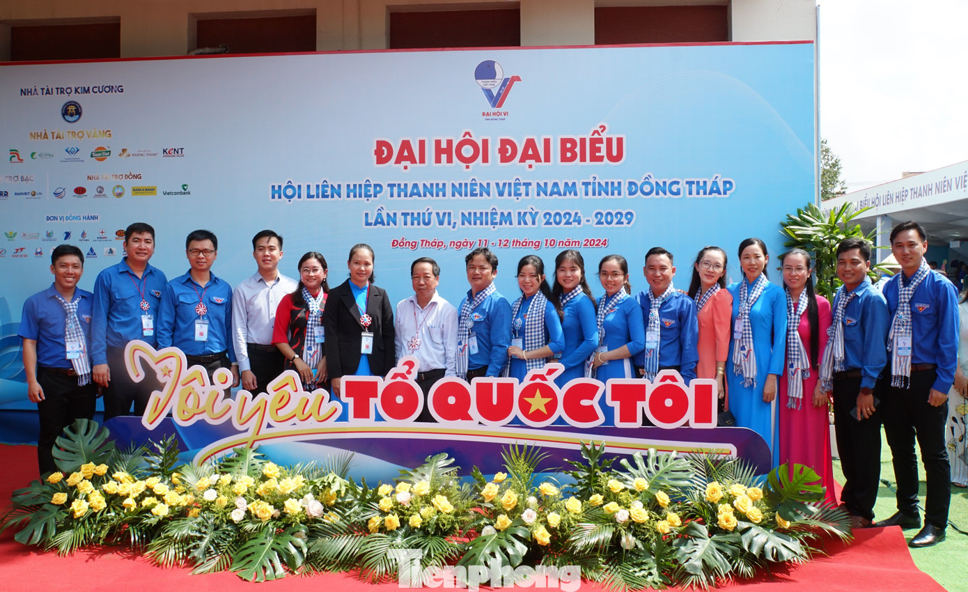 Đại biểu chụp ảnh lưu niệm. Ảnh: Hòa Hội