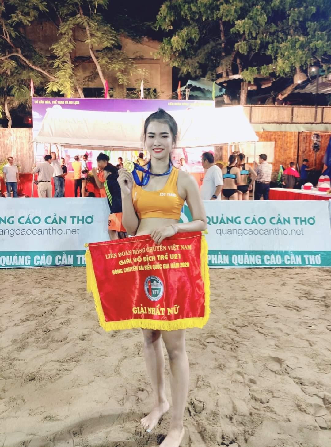 Cô gái trẻ đạt nhiều thành tích như: Đoạt danh hiệu Người đẹp Bóng chuyền bãi biển toàn quốc năm 2018; Vô địch Bóng chuyền giải trẻ toàn quốc U18 năm 2019; Vô địch Bóng chuyền bãi biển giải trẻ toàn quốc U21 năm 2020... do Liên đoàn bóng chuyền Việt Nam tổ chức.