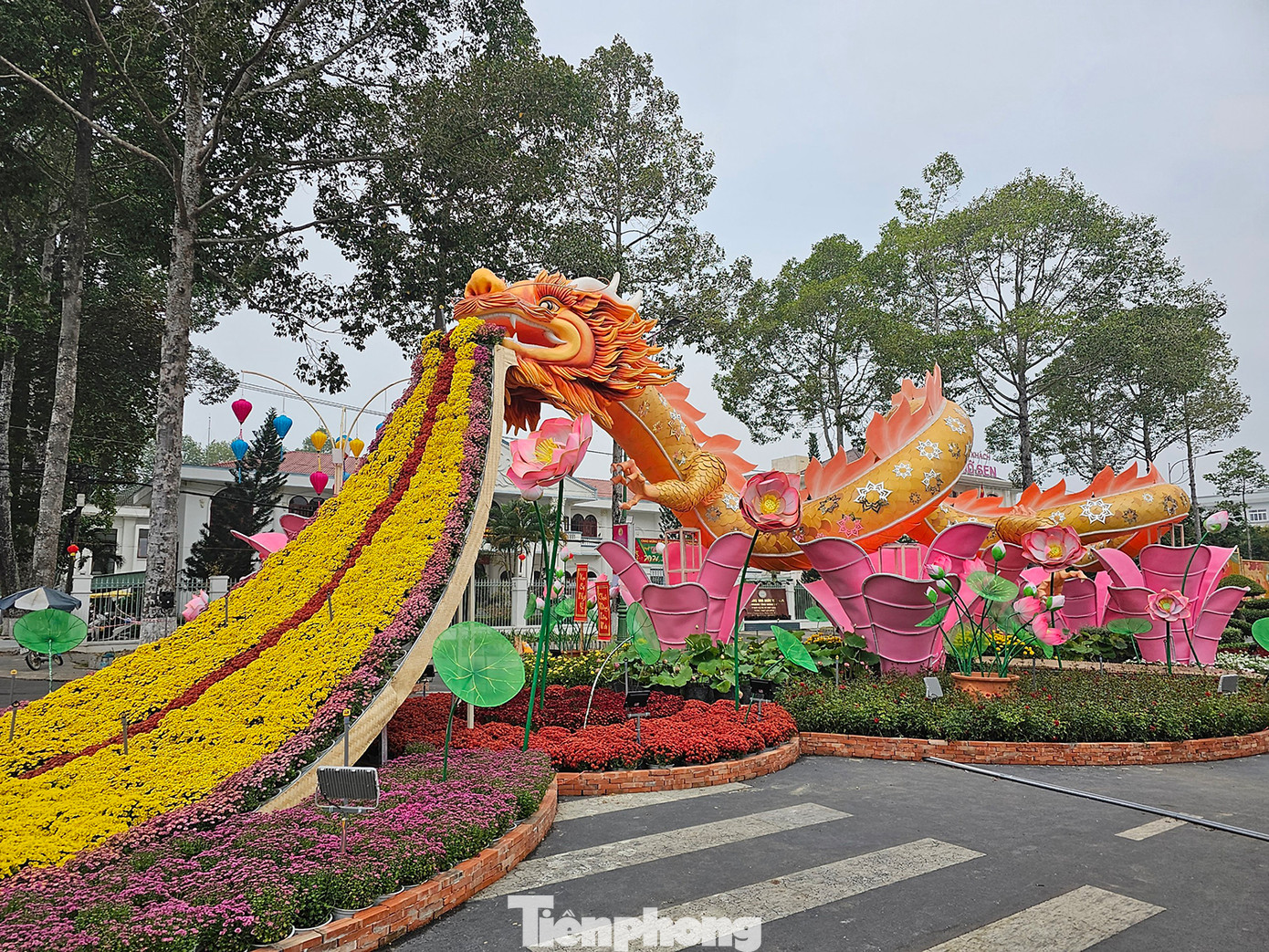 Linh vật rồng 'phun hoa' tại đường hoa xuân TP Cao Lãnh, tỉnh Đồng Tháp. Ảnh: Hòa Hội