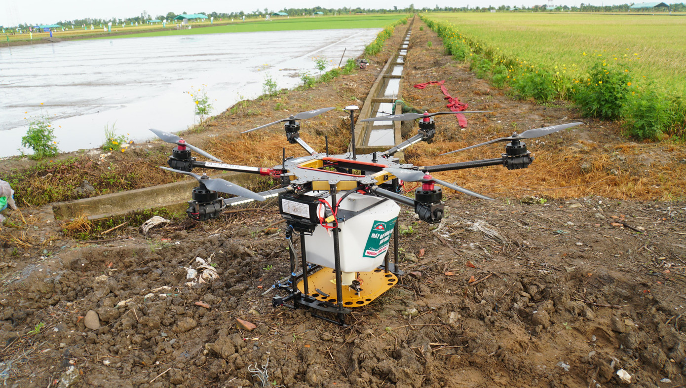 Máy bay không người lái phục vụ sản xuất nông nghiệp. Ảnh: Hòa Hội