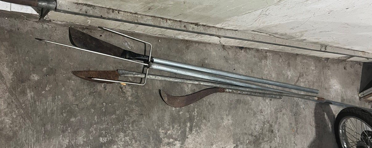 Hung khí nhóm thanh niên mang theo.