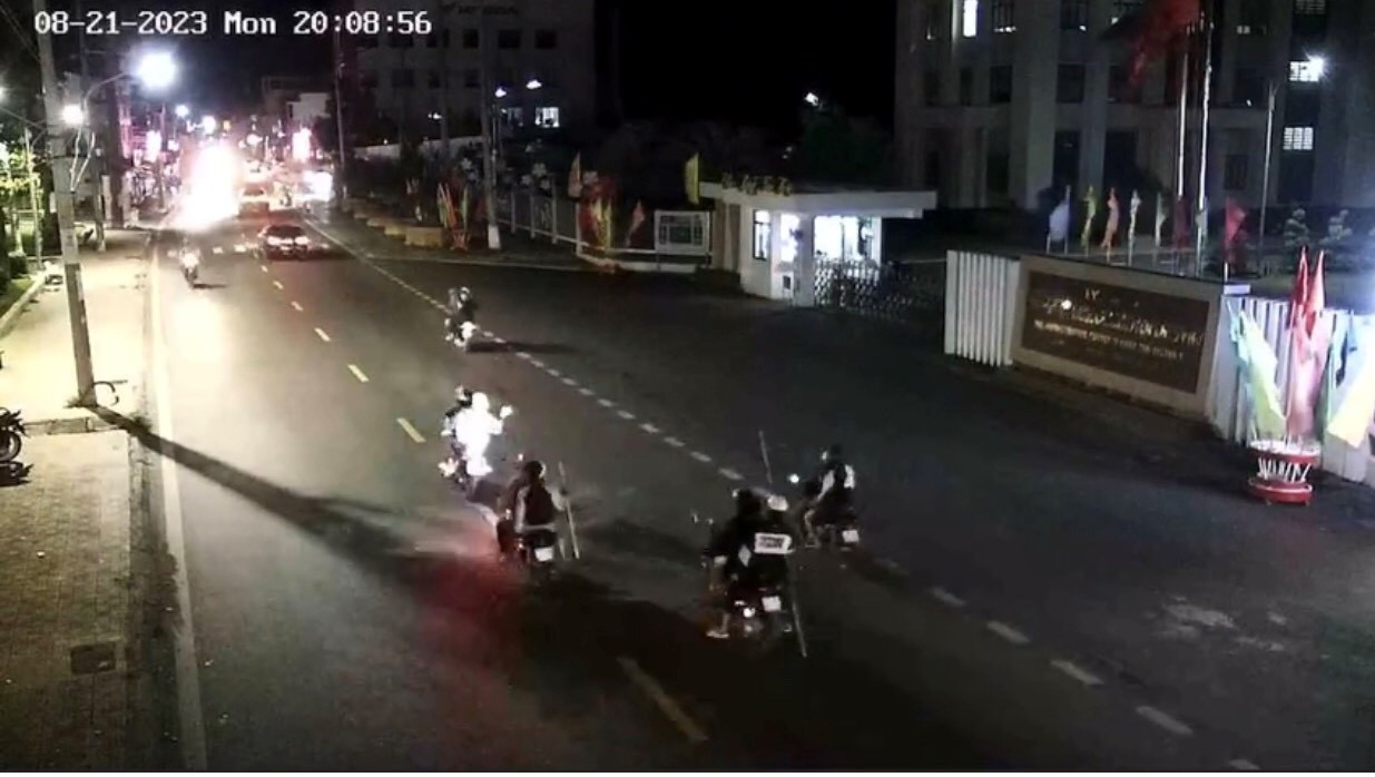 Nhóm thanh niên cầm hung khí chạy tốc độ cao trên đường.