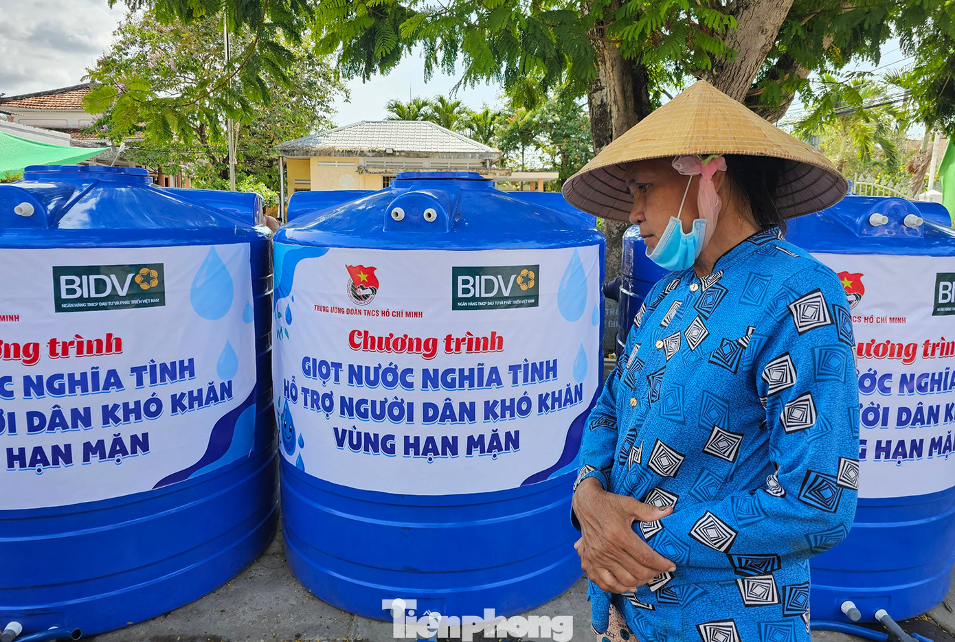 Người dân chờ lấy nước từ chương trình.