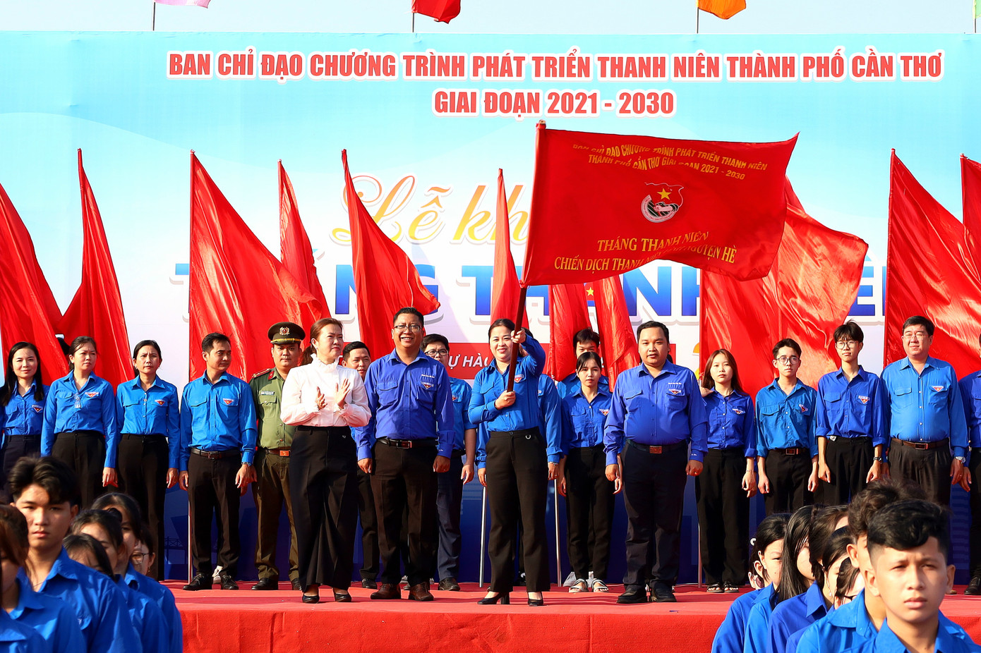 Chị Lư Thị Ngọc Anh - Bí thư Thành Đoàn Cần Thơ phát lệnh khởi động Tháng Thanh niên 2025.