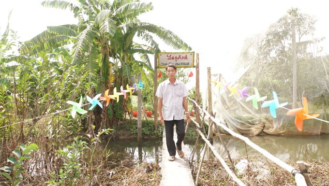 Ông Nguyễn Văn Đầy trước khu tham quan vườn quýt của mình. Ảnh: Hòa Hội