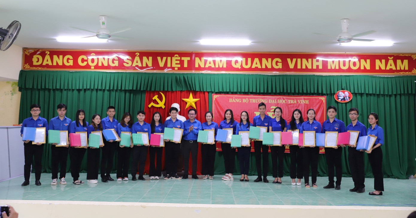 Lãnh đạo Tỉnh Đoàn Trà Vinh chúc mừng 19 tân đảng viên của trường Đại học Trà Vinh.