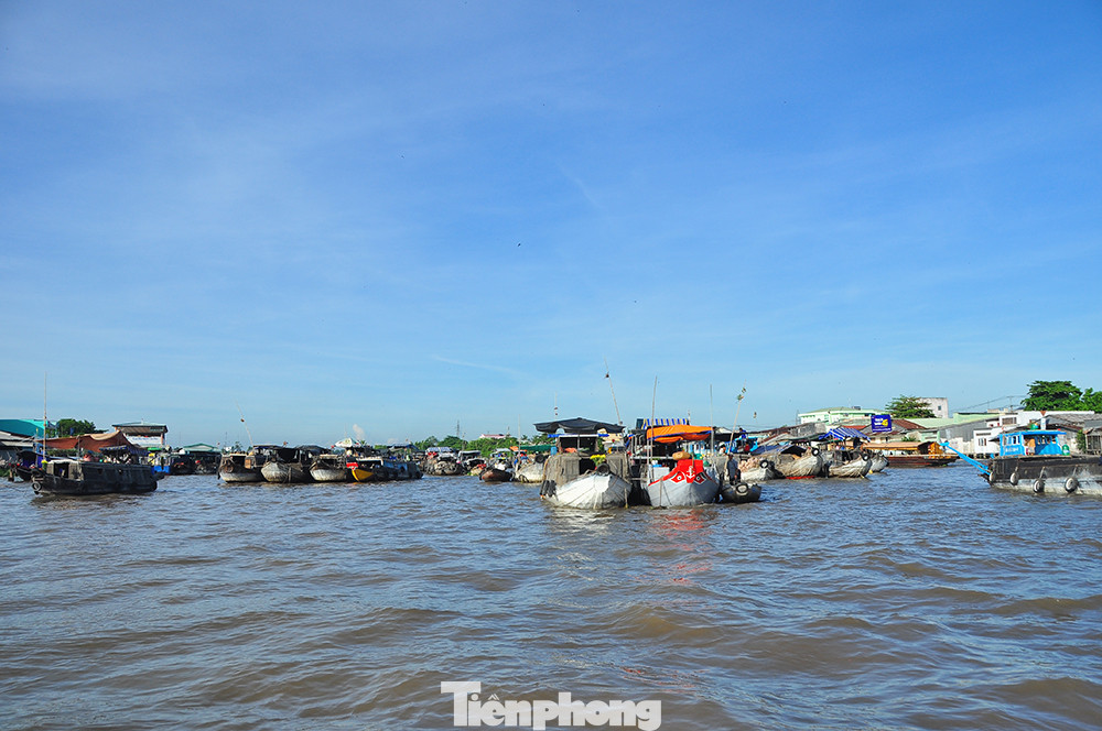 Chợ nổi Cái Răng (quận Cái Răng, thành phố Cần Thơ) được hình thành từ tập quán sinh hoạt của người dân địa phương gắn liền với sông nước, tạo nên giá trị văn hóa đặc sắc, được công nhận là một trong những di sản văn hóa phi vật thể quốc gia. Chợ cũng được tạp chí uy tín của Mỹ bình chọn “là một trong 10 khu chợ nổi nhộn nhịp nhất thế giới” và nằm trong “top 6 chợ nổi đẹp nhất châu Á”, là một trong những điểm đến hàng đầu của du khách khi đến với Cần Thơ. Ảnh: Hòa Hội. Chợ nổi Cái Răng (quận Cái Răng, thành phố Cần Thơ) được hình thành từ tập quán sinh hoạt của người dân địa phương gắn liền với sông nước, tạo nên giá trị văn hóa đặc sắc, được công nhận là một trong những di sản văn hóa phi vật thể quốc gia. Chợ cũng được tạp chí uy tín của Mỹ bình chọn “là một trong 10 khu chợ nổi nhộn nhịp nhất thế giới” và nằm trong “top 6 chợ nổi đẹp nhất châu Á”, là một trong những điểm đến hàng đầu của du khách khi đến với Cần Thơ. Ảnh: Hòa Hội.