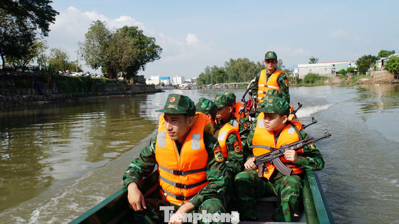 Đồn Biên phòng Cửa khẩu Long Bình (thị trấn Long Bình, An Phú, An Giang) những ngày giáp Tết khá yên ắng. Đồn chịu trách nhiệm quản lý khoảng 15,6km đường biên, gồm cả đường bộ và đường sông. Trong ảnh: Chiến sĩ Đồn Biên phòng Long Bình tuần tra trên sông Bình Ghi. Ảnh: Hòa Hội