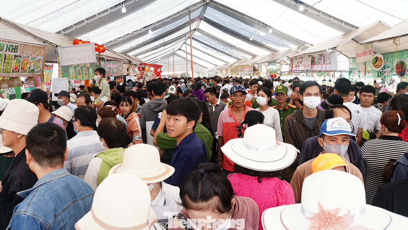 Hàng nghìn người tham quan, trải nghiệm ở Hội Bánh dân gian Nam Bộ tại Cần Thơ năm nay. Ảnh: Hòa Hội.