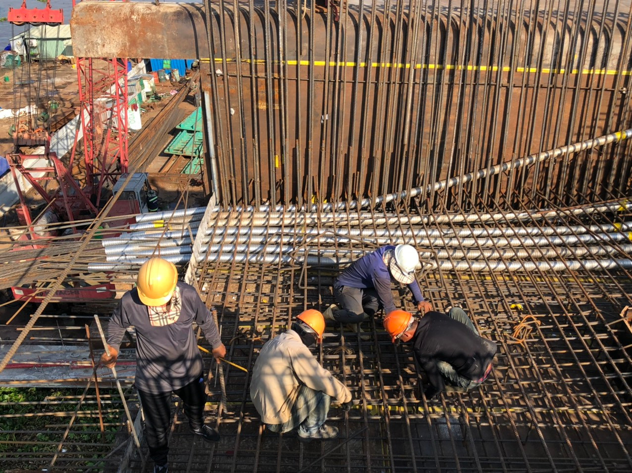 Công nhân đang làm việc trên công trường thi công cầu Châu Đốc.
