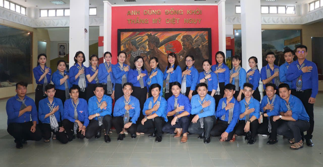 Tuổi trẻ Bến Tre học tập truyền thống tại khu Di tích Quốc gia đặc biệt Đồng Khởi Bến Tre.