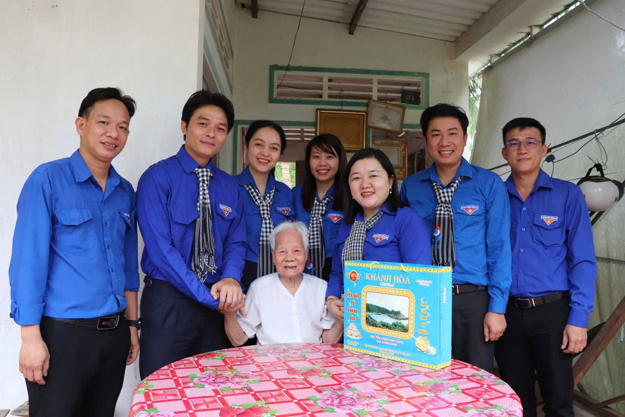 Tuổi trẻ Bến Tre thăm Mẹ Việt Nam anh hùng.