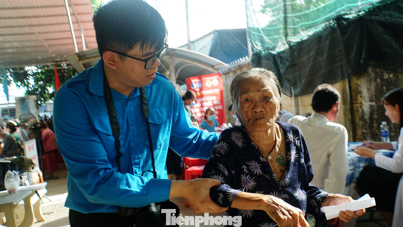 Đoàn viên thanh niên hỗ trợ người dân khám bệnh. Ảnh: Hòa Hội